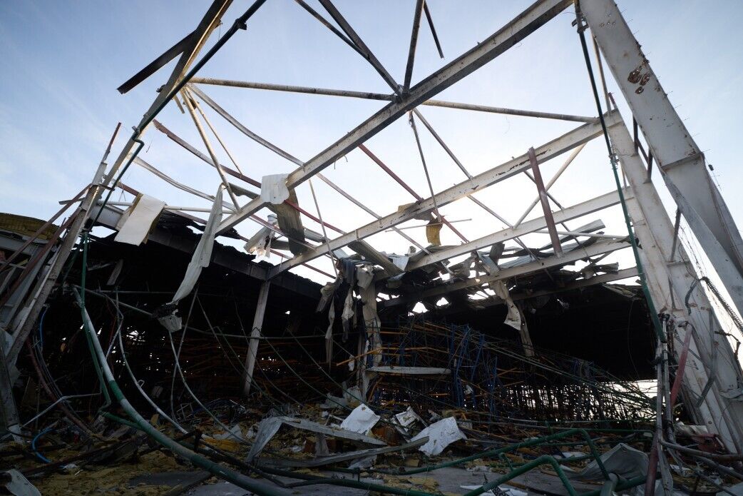 Здесь производили бытовую технику: Зеленский посетил американский завод в Мукачево, который обстреляла Россия. Видео