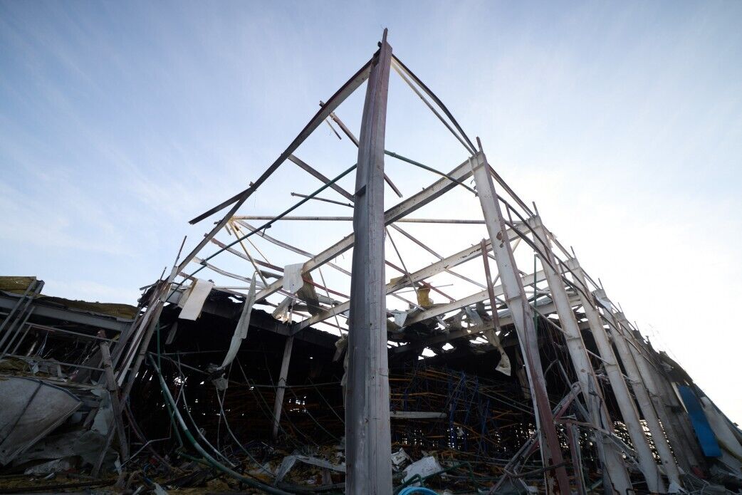 Здесь производили бытовую технику: Зеленский посетил американский завод в Мукачево, который обстреляла Россия. Видео