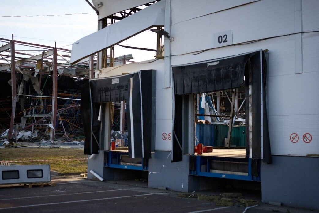 Здесь производили бытовую технику: Зеленский посетил американский завод в Мукачево, который обстреляла Россия. Видео