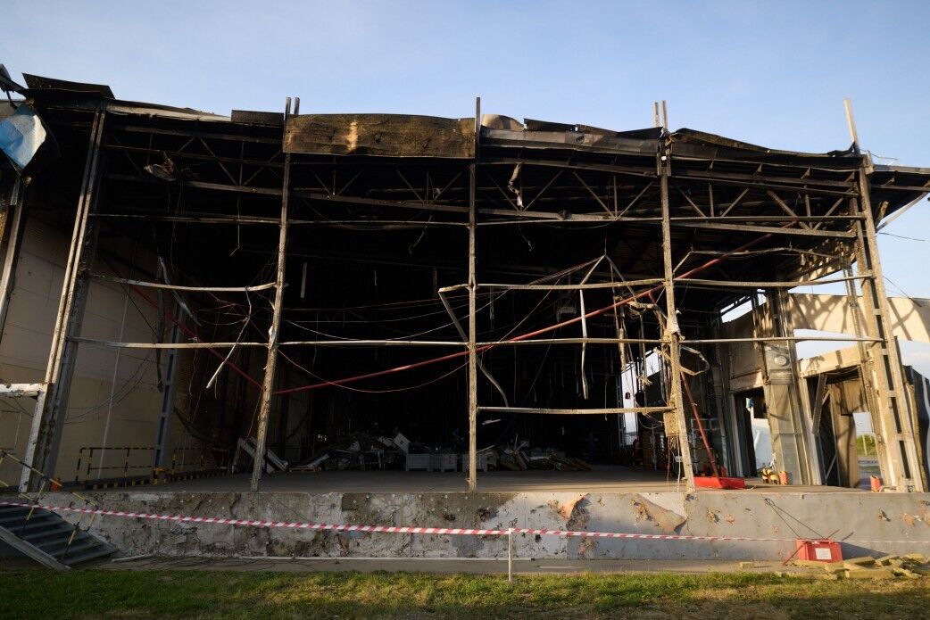 Здесь производили бытовую технику: Зеленский посетил американский завод в Мукачево, который обстреляла Россия. Видео