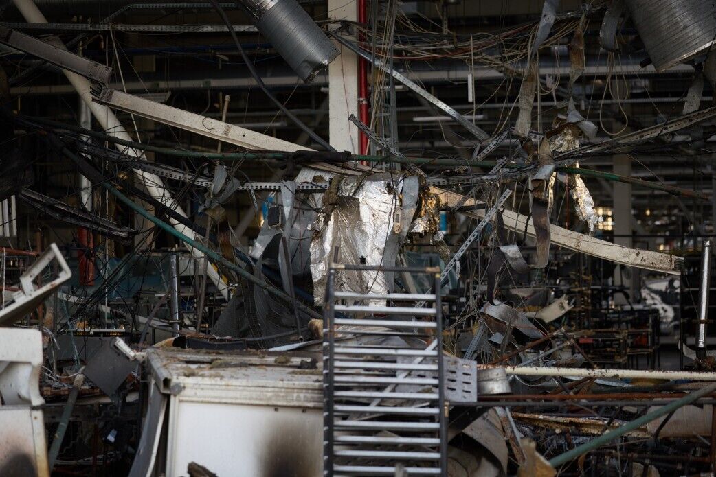 Здесь производили бытовую технику: Зеленский посетил американский завод в Мукачево, который обстреляла Россия. Видео