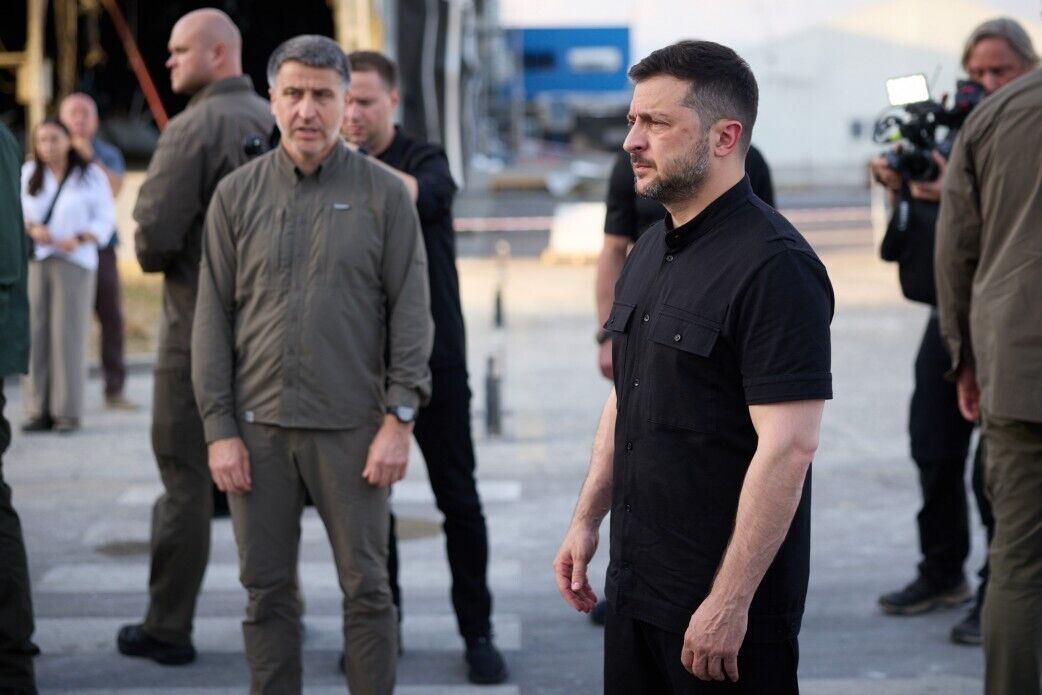 Здесь производили бытовую технику: Зеленский посетил американский завод в Мукачево, который обстреляла Россия. Видео