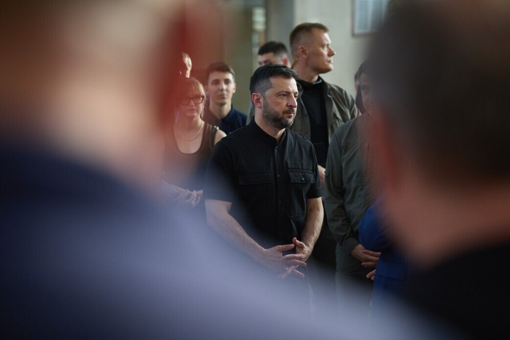 Здесь производили бытовую технику: Зеленский посетил американский завод в Мукачево, который обстреляла Россия. Видео