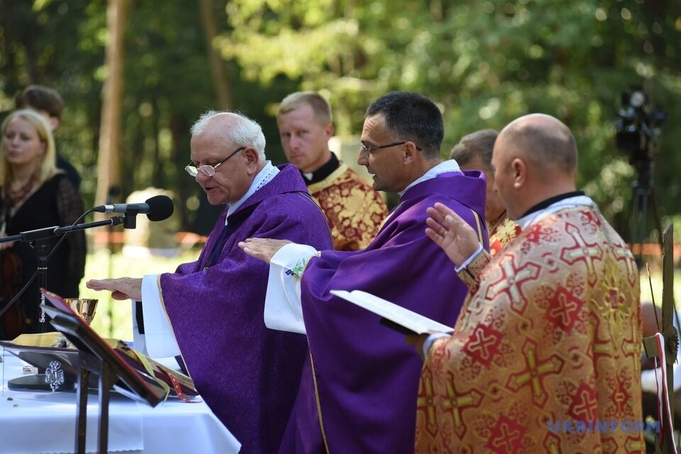 На Тернопільщині розпочали перепоховання ексгумованих останків жертв Волинської трагедії. Фото