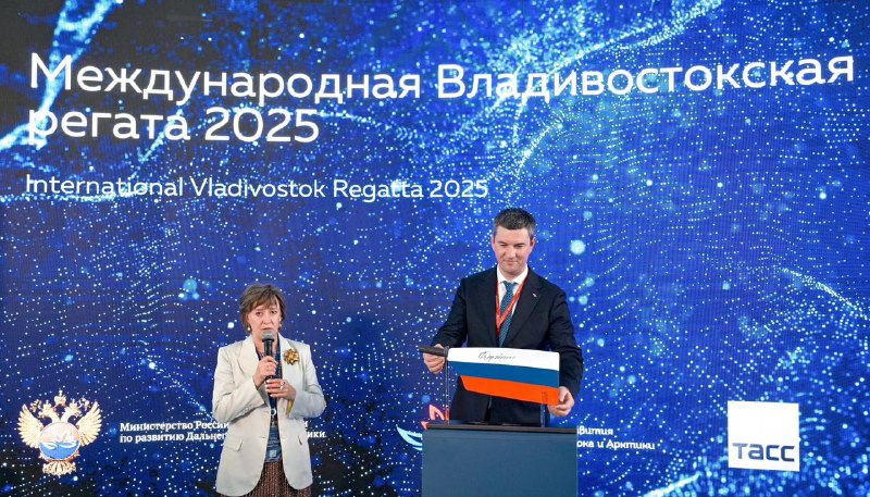 "Спасибо, что хоть не знаменитый чемодан". Награда от Путина победителям Владивостокской регаты вызвала истерику в России. Фотофакт