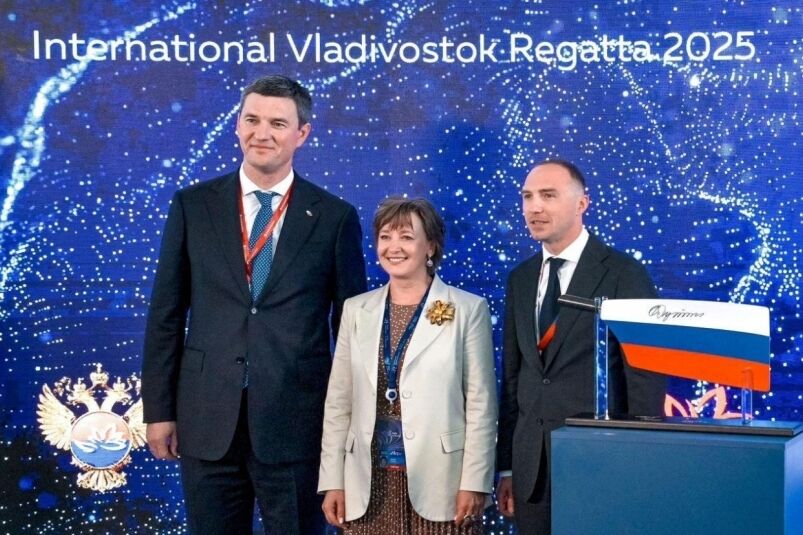 "Спасибо, что хоть не знаменитый чемодан". Награда от Путина победителям Владивостокской регаты вызвала истерику в России. Фотофакт