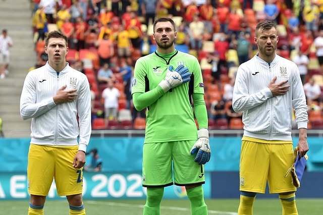 Голкипера сборной Украины выгнали из клуба Саудовской Аравии и вернули в Житомир