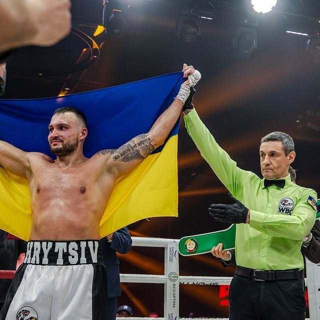 Непереможний український боксер виграв бій нокаутом у першому ж раунді. Відео