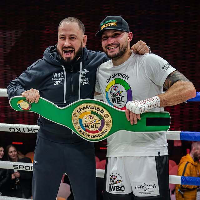 Непереможний український боксер виграв бій нокаутом у першому ж раунді. Відео