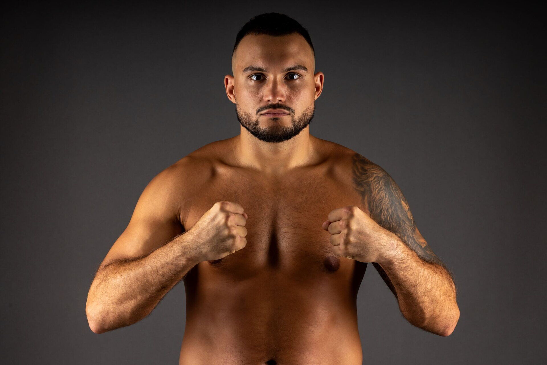 Непереможний український боксер виграв бій нокаутом у першому ж раунді. Відео