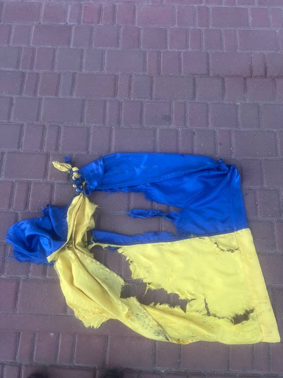 В Кропивницком мужчина сорвал флаг Украины и топтал его ногами: нарушителя задержали