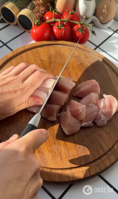Легкий теплый салат с куриным филе и овощами: добавьте пикантную заправку