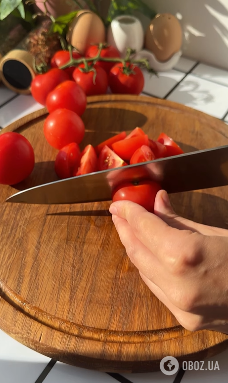 Легкий теплый салат с куриным филе и овощами: добавьте пикантную заправку