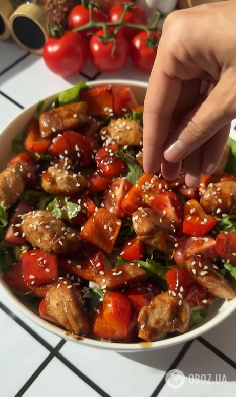 Легкий теплый салат с куриным филе и овощами: добавьте пикантную заправку