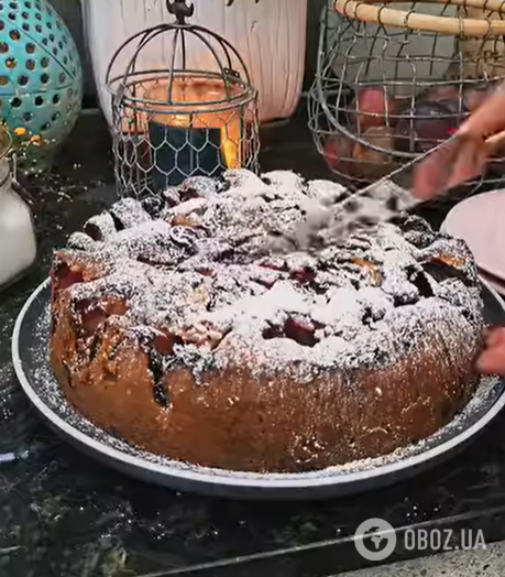 В меру сладкий и очень воздушный: как приготовить вкусный сливовый пирог к чаю