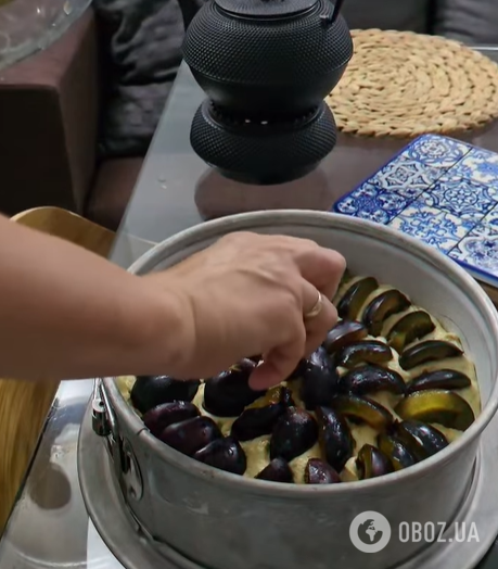 В меру сладкий и очень воздушный: как приготовить вкусный сливовый пирог к чаю