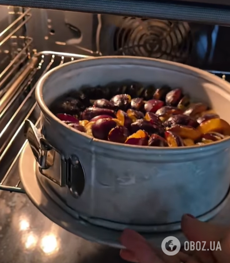В меру сладкий и очень воздушный: как приготовить вкусный сливовый пирог к чаю