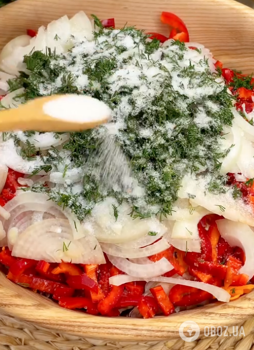 Цибуля і спеції для салату