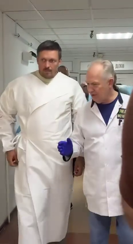Усик приехал в госпиталь в Днепре поддержать раненых военных. Видео