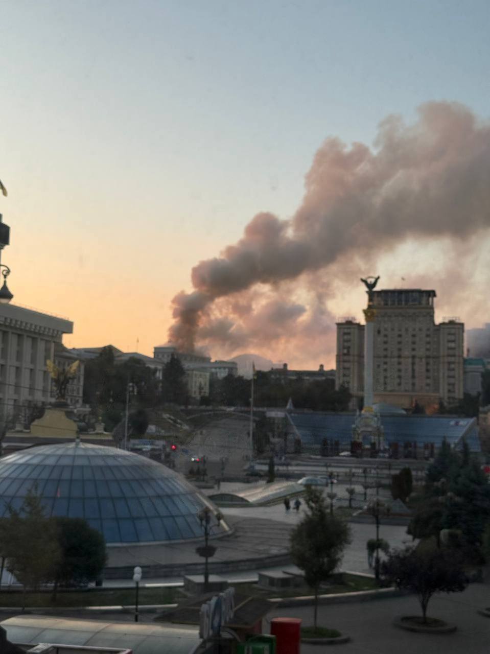 В центре Киева после атаки БПЛА горит здание Кабмина. Фото