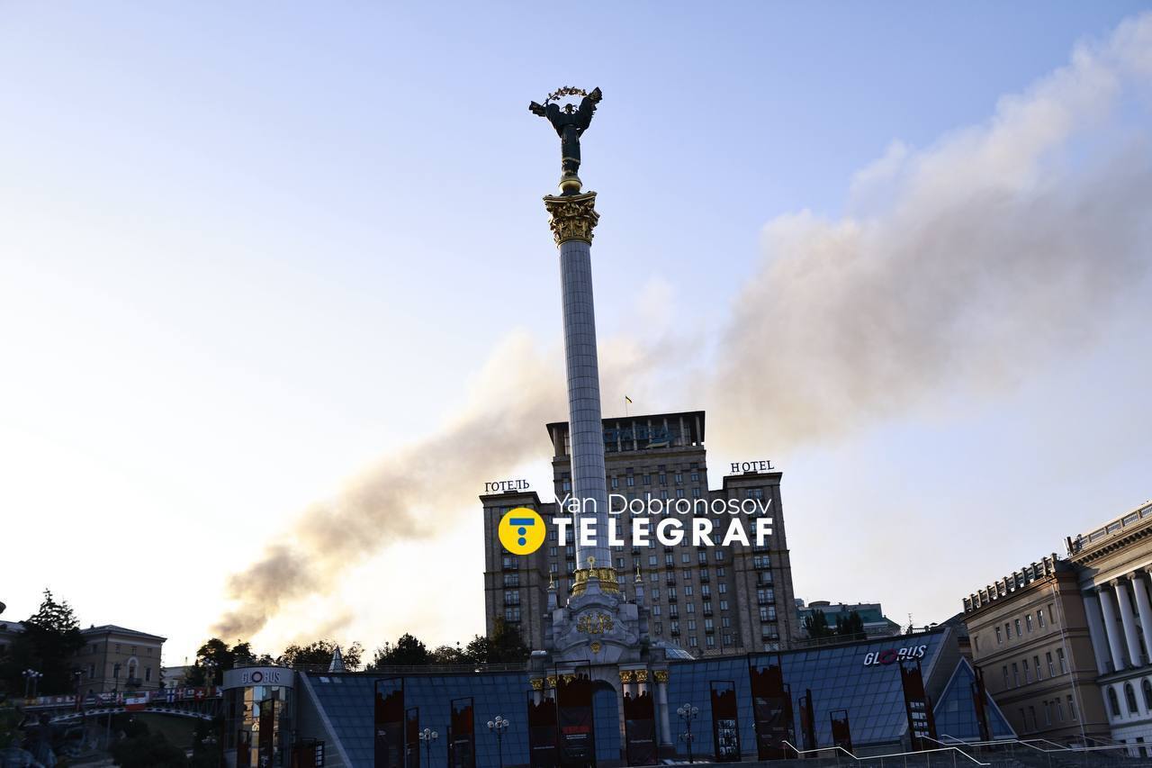 В центре Киева после атаки БПЛА горит здание Кабмина. Фото