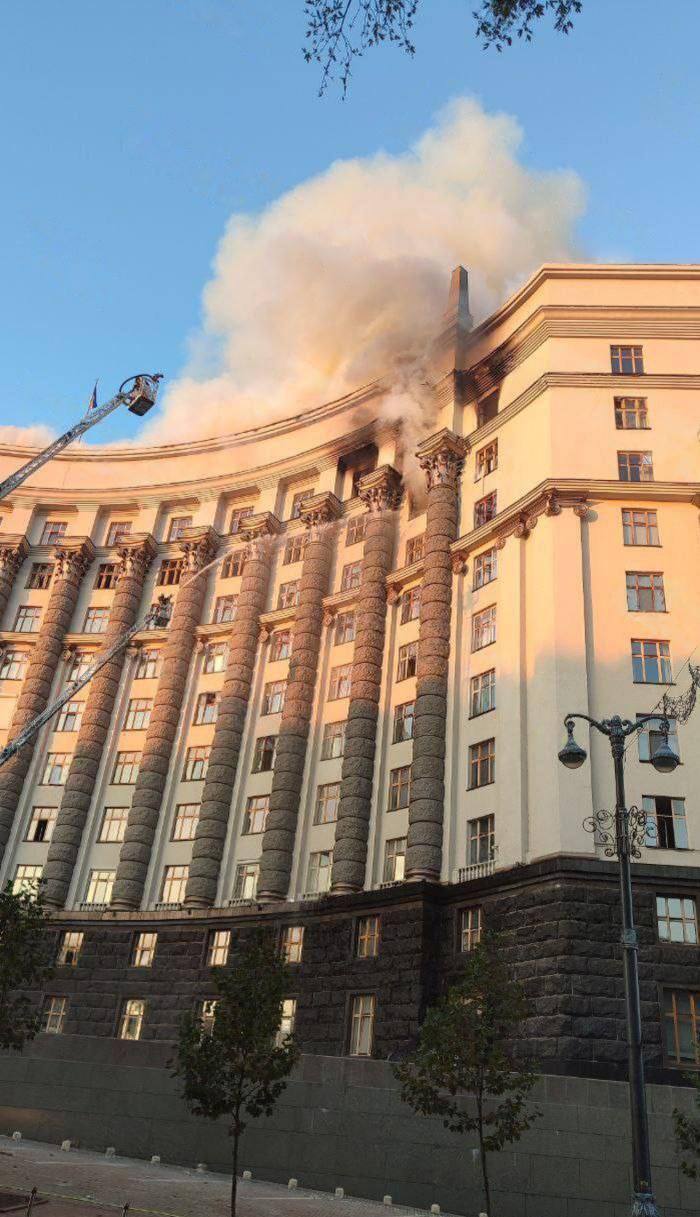 В центре Киева после атаки БПЛА горит здание Кабмина. Фото