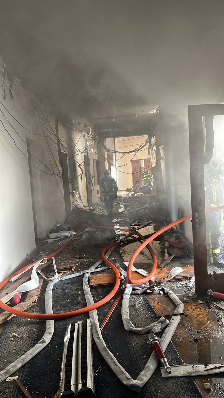 В центре Киева после атаки БПЛА горит здание Кабмина. Фото