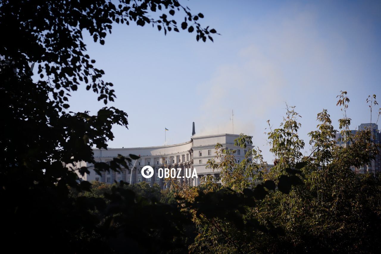 В центре Киева после атаки БПЛА горит здание Кабмина. Фото