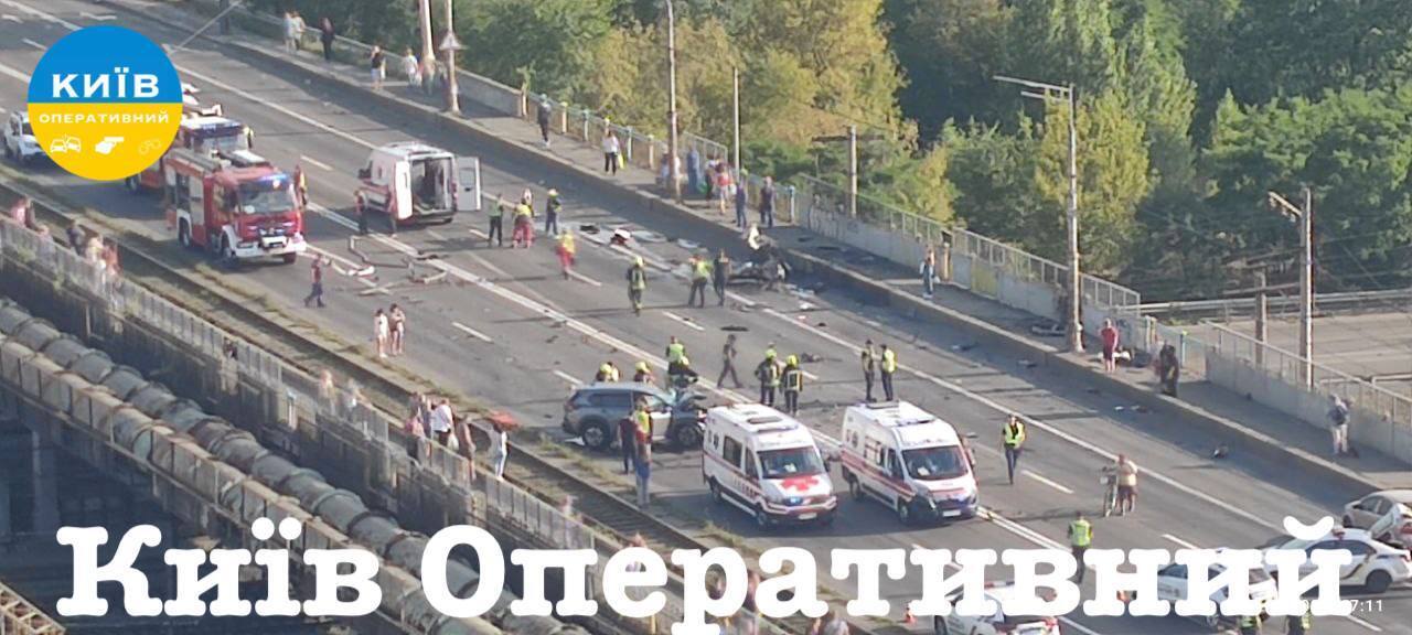 В Киеве возле Института химии произошла смертельная авария с возгоранием автомобиля: есть погибшие и травмированные. Фото