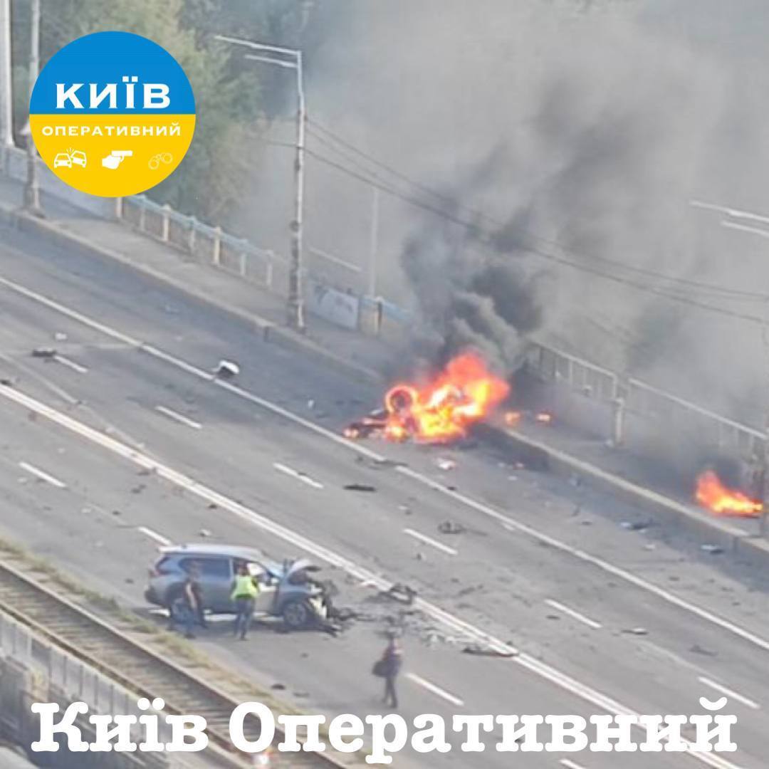 В Киеве возле Института химии произошла смертельная авария с возгоранием автомобиля: есть погибшие и травмированные. Фото