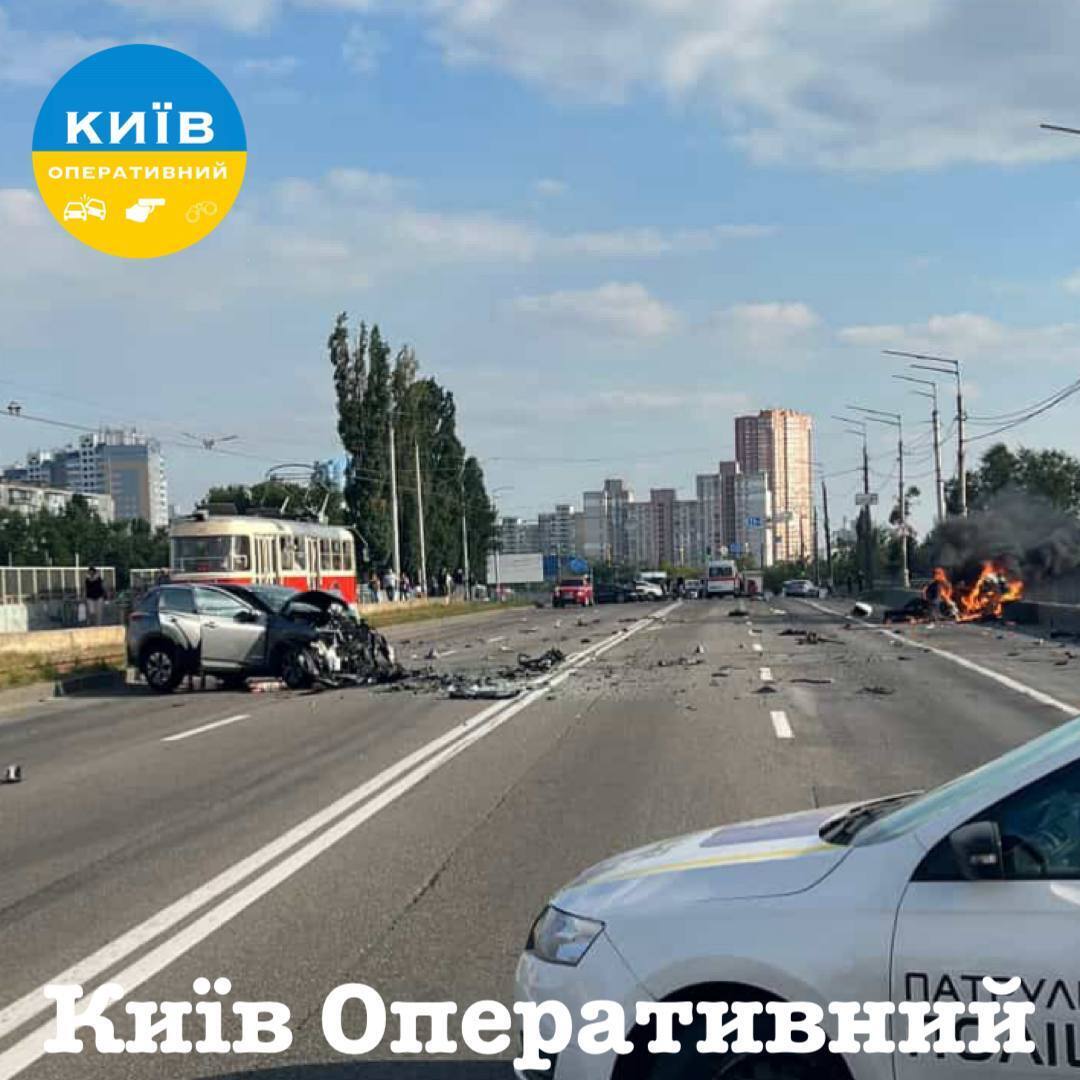 В Киеве возле Института химии произошла смертельная авария с возгоранием автомобиля: есть погибшие и травмированные. Фото