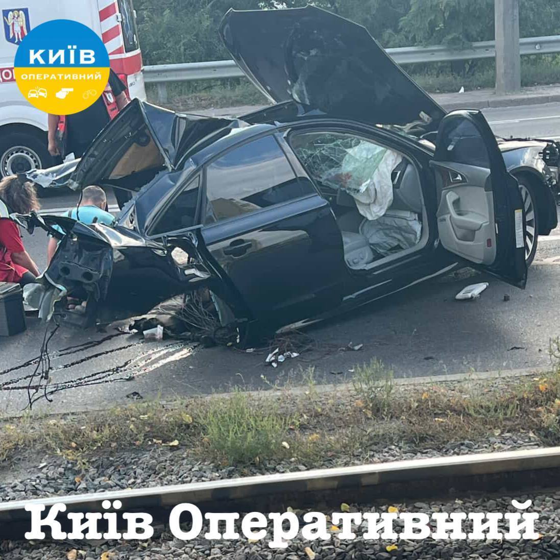 В Киеве возле Института химии произошла смертельная авария с возгоранием автомобиля: есть погибшие и травмированные. Фото