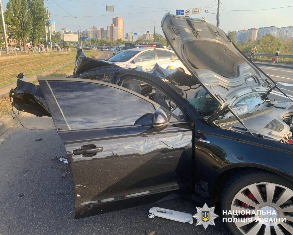 В Киеве возле Института химии произошла смертельная авария с возгоранием автомобиля: есть погибшие и травмированные. Фото