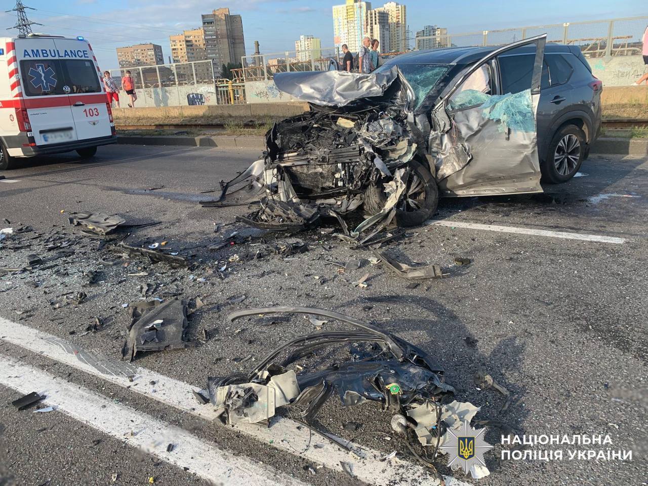 В Киеве возле Института химии произошла смертельная авария с возгоранием автомобиля: есть погибшие и травмированные. Фото