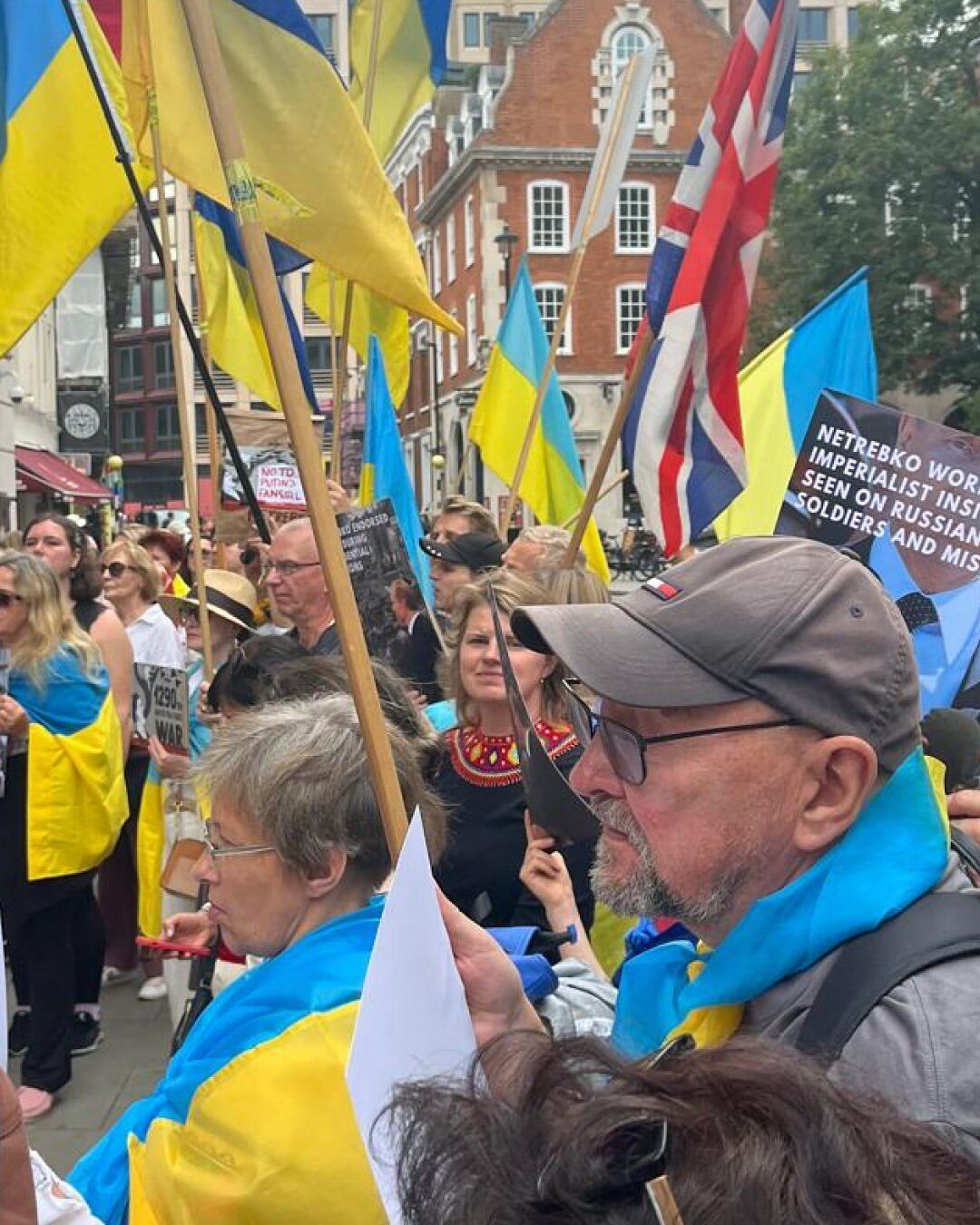 "Это позор для нации": в Лондоне протестовали против выступлений Нетребко в Королевской опере