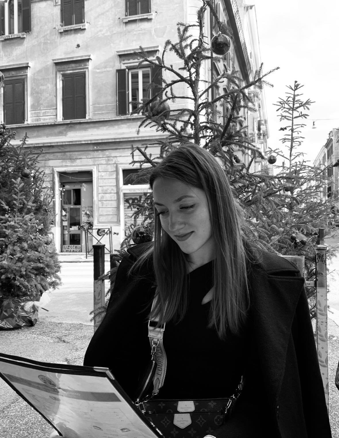 Вилетіли з вікна 6-го поверху: РФ ударом по Києву вбила тримісячного хлопчика та його матір. Фото та відео