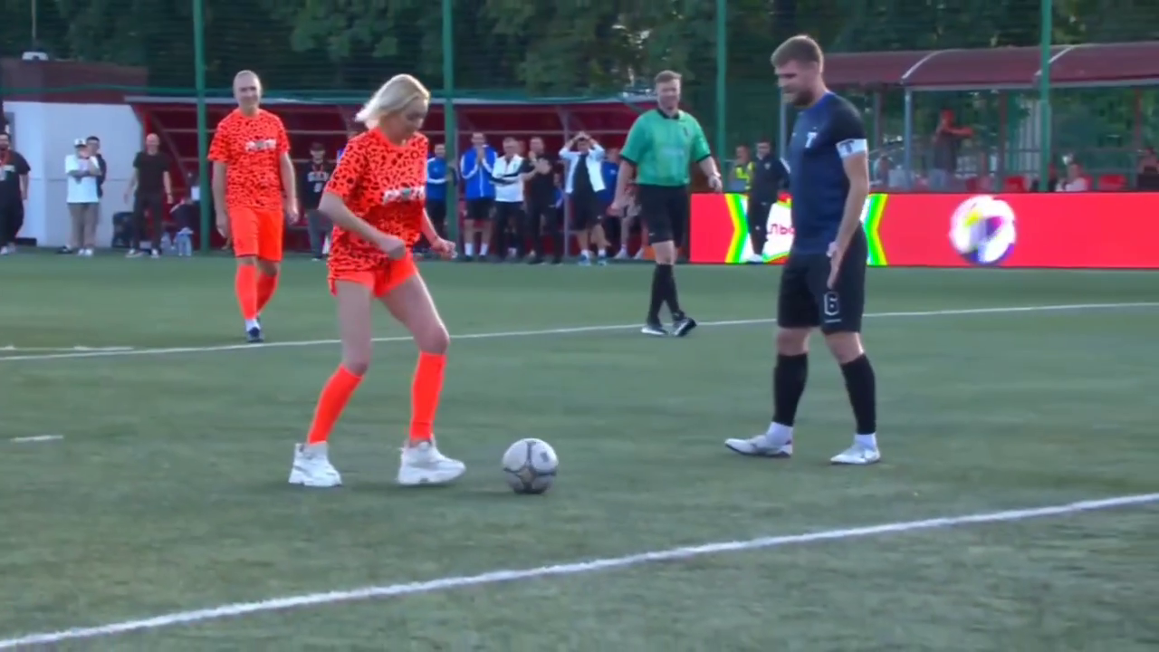 "Превратилась в страшилину". Балерина Волочкова сыграла в футбольном матче в России. Видео