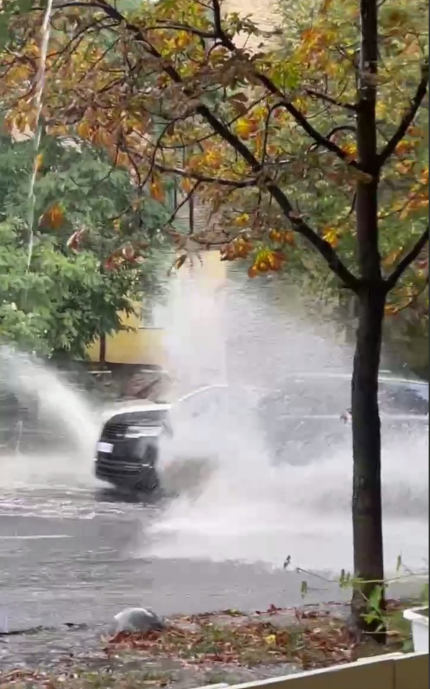 Реки вместо дорог: Киев после обеда накрыла сильная гроза. Подробности и видео