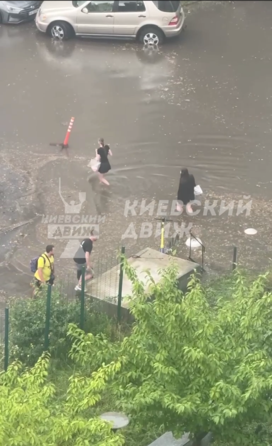 Реки вместо дорог: Киев после обеда накрыла сильная гроза. Подробности и видео