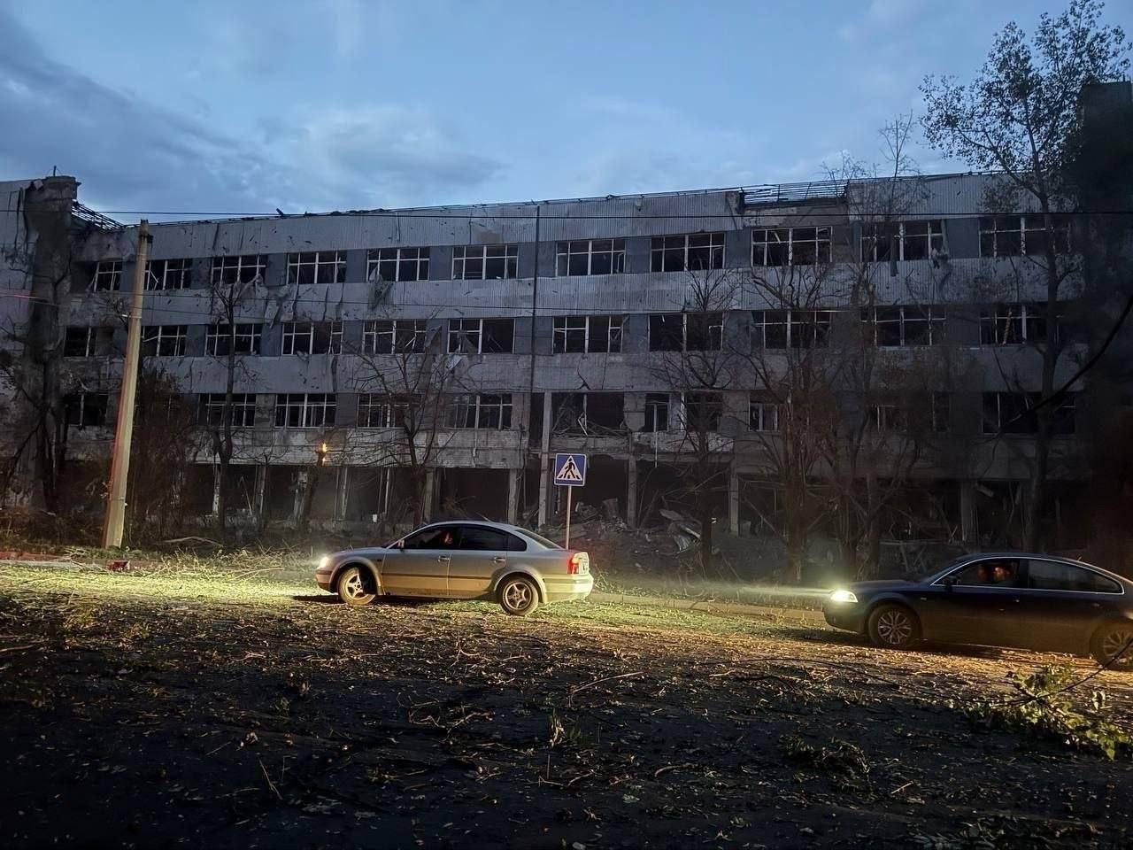 В оккупированном Донецке крылатые ракеты поразили бывший завод "Топаз": там была военная база РФ. Фото и видео