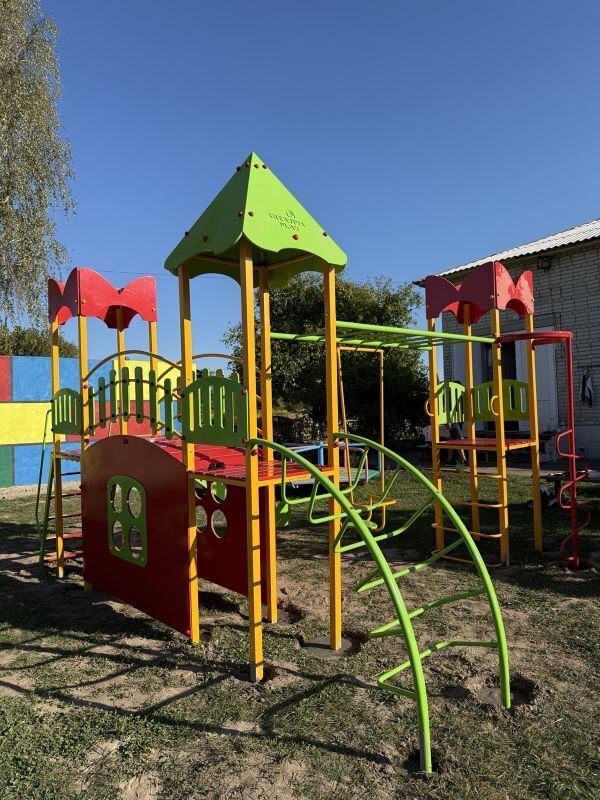 Тепер тут знову лунає дитячий сміх: благодійники спільно з ГУР придбали та встановили новий ігровий майданчик у садочку "Сонечко"