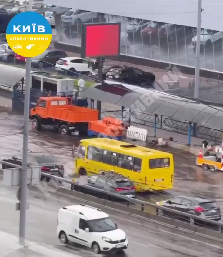 Реки вместо дорог: Киев после обеда накрыла сильная гроза. Подробности и видео