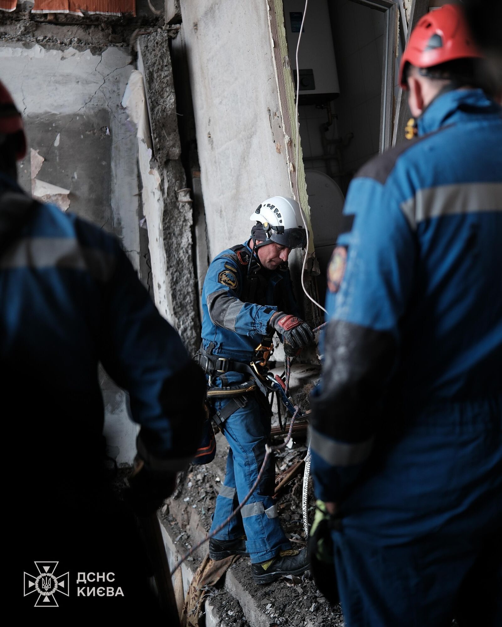 Російська атака забрала життя трьох людей: у Києві завершили аварійно-рятувальні роботи у будинку на Святошино. Фото
