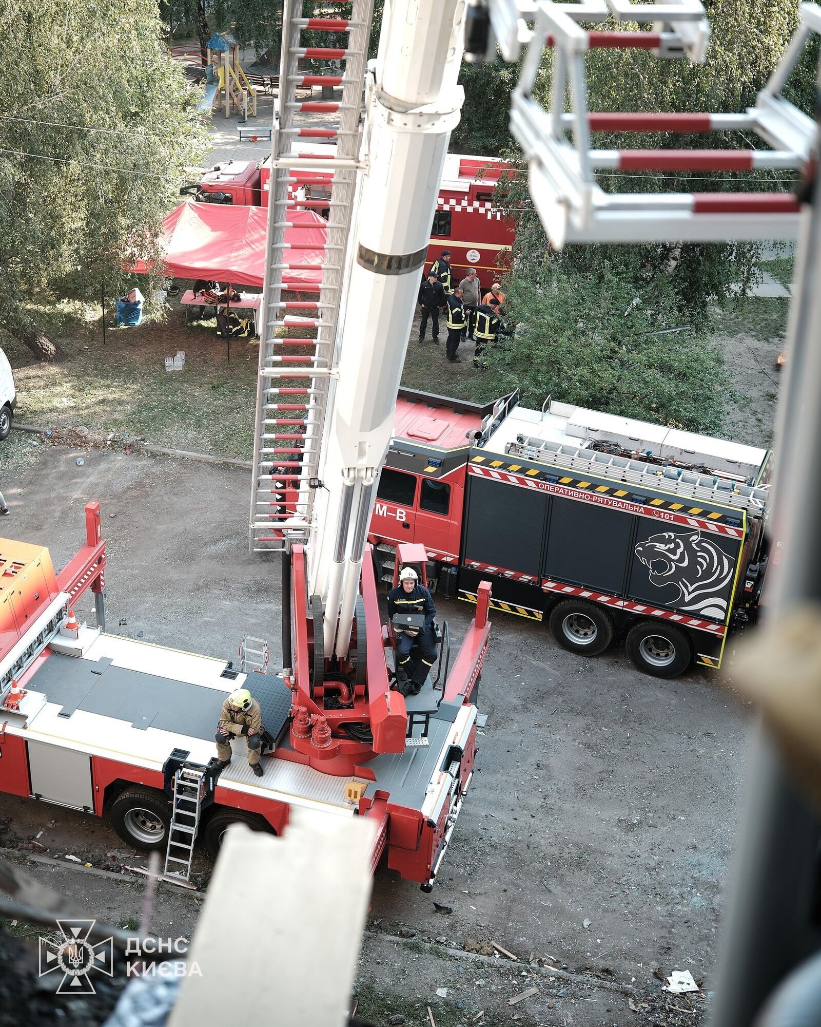 Російська атака забрала життя трьох людей: у Києві завершили аварійно-рятувальні роботи у будинку на Святошино. Фото