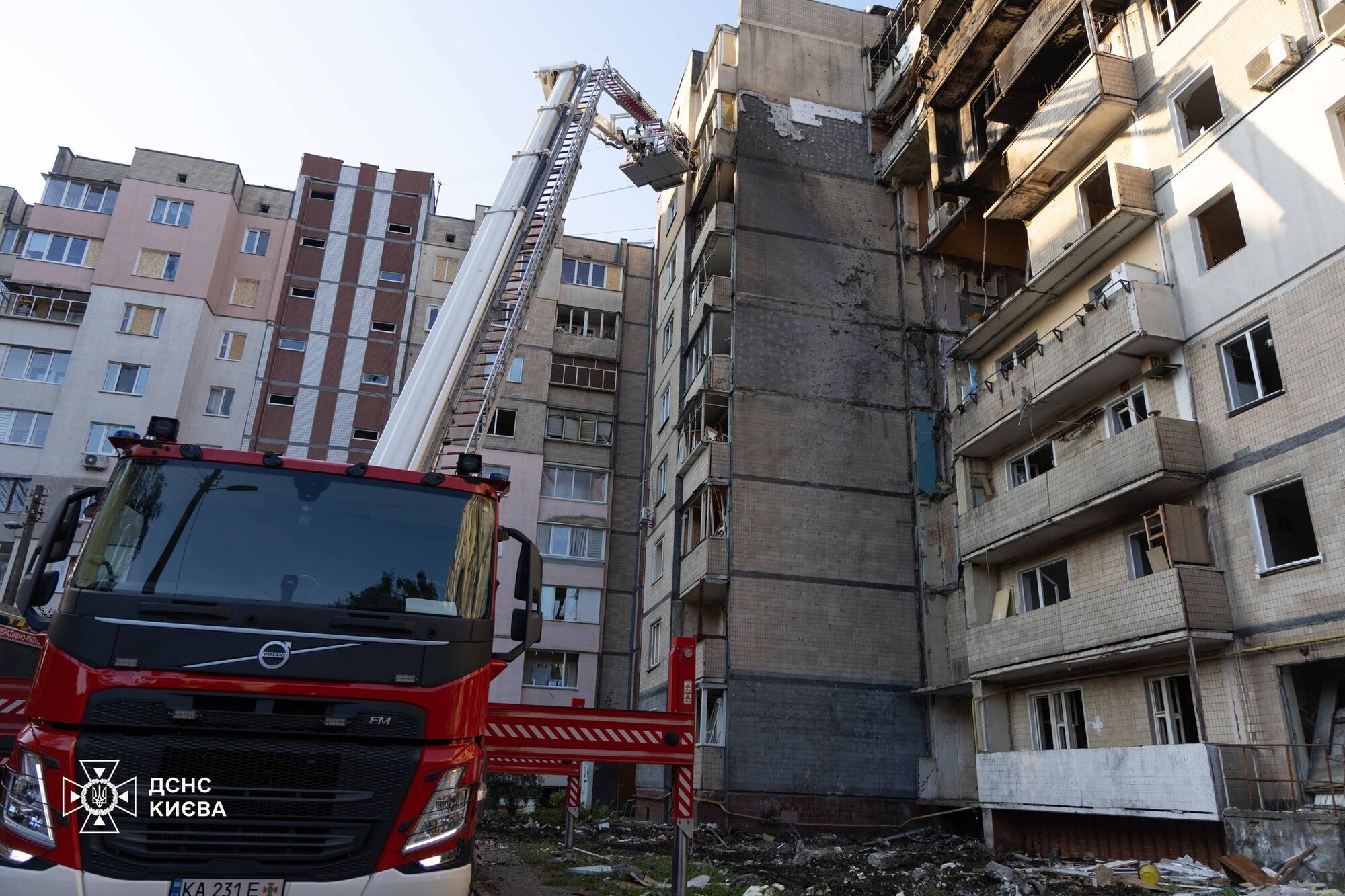 Російська атака забрала життя трьох людей: у Києві завершили аварійно-рятувальні роботи у будинку на Святошино. Фото