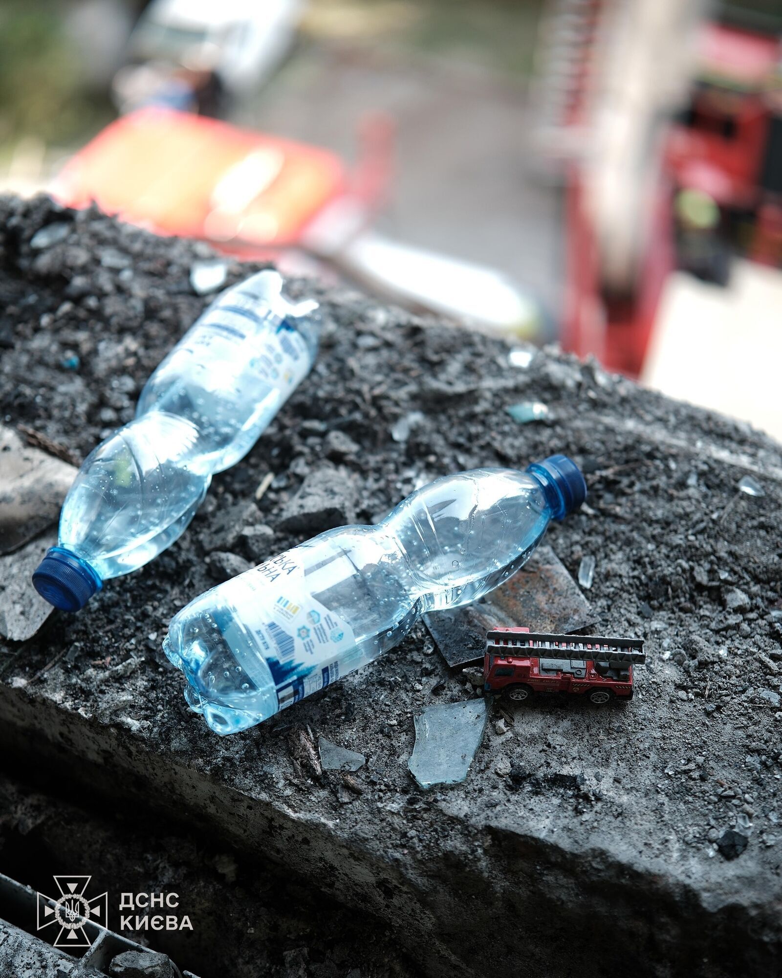 Російська атака забрала життя трьох людей: у Києві завершили аварійно-рятувальні роботи у будинку на Святошино. Фото