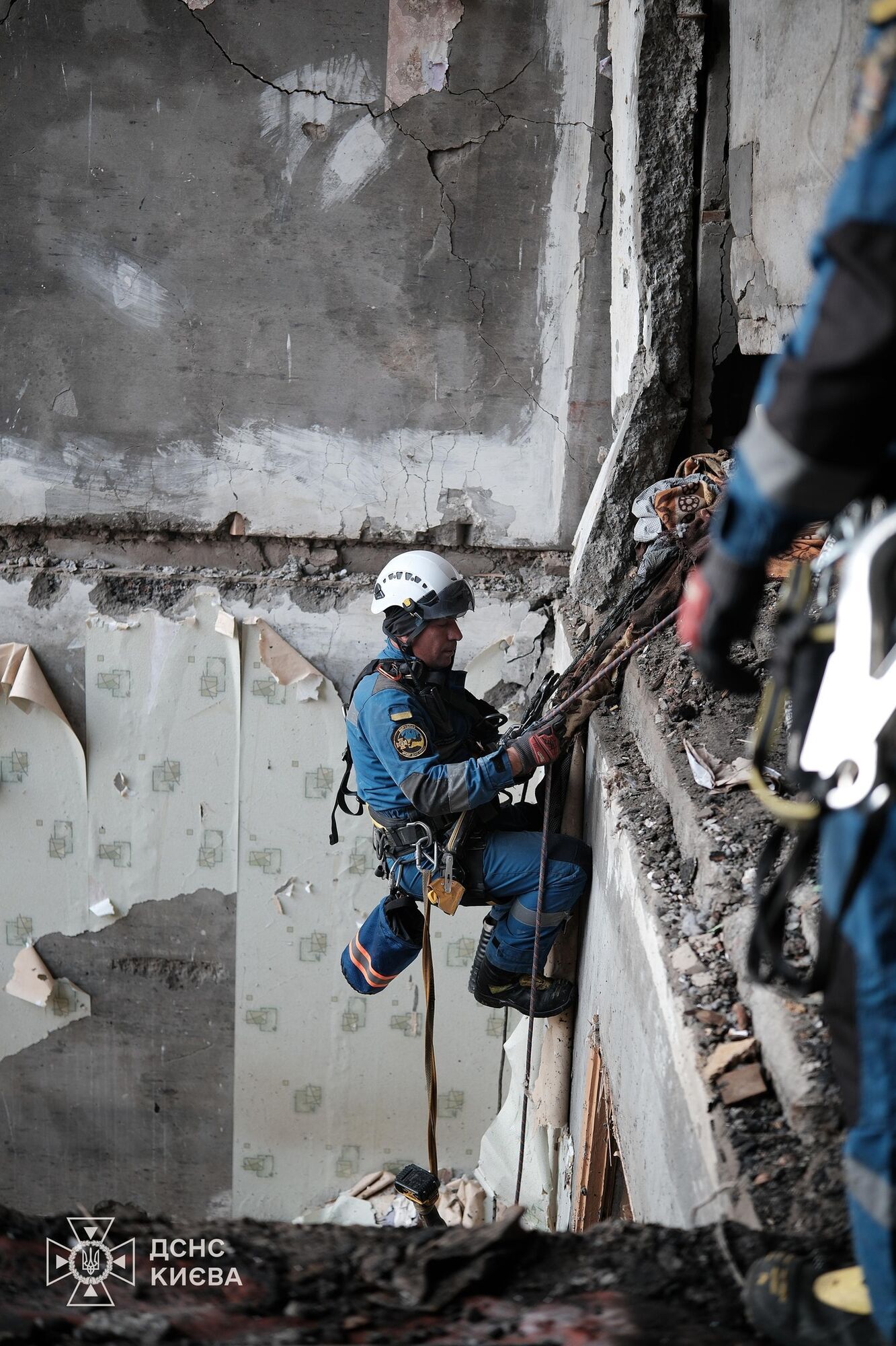 Російська атака забрала життя трьох людей: у Києві завершили аварійно-рятувальні роботи у будинку на Святошино. Фото