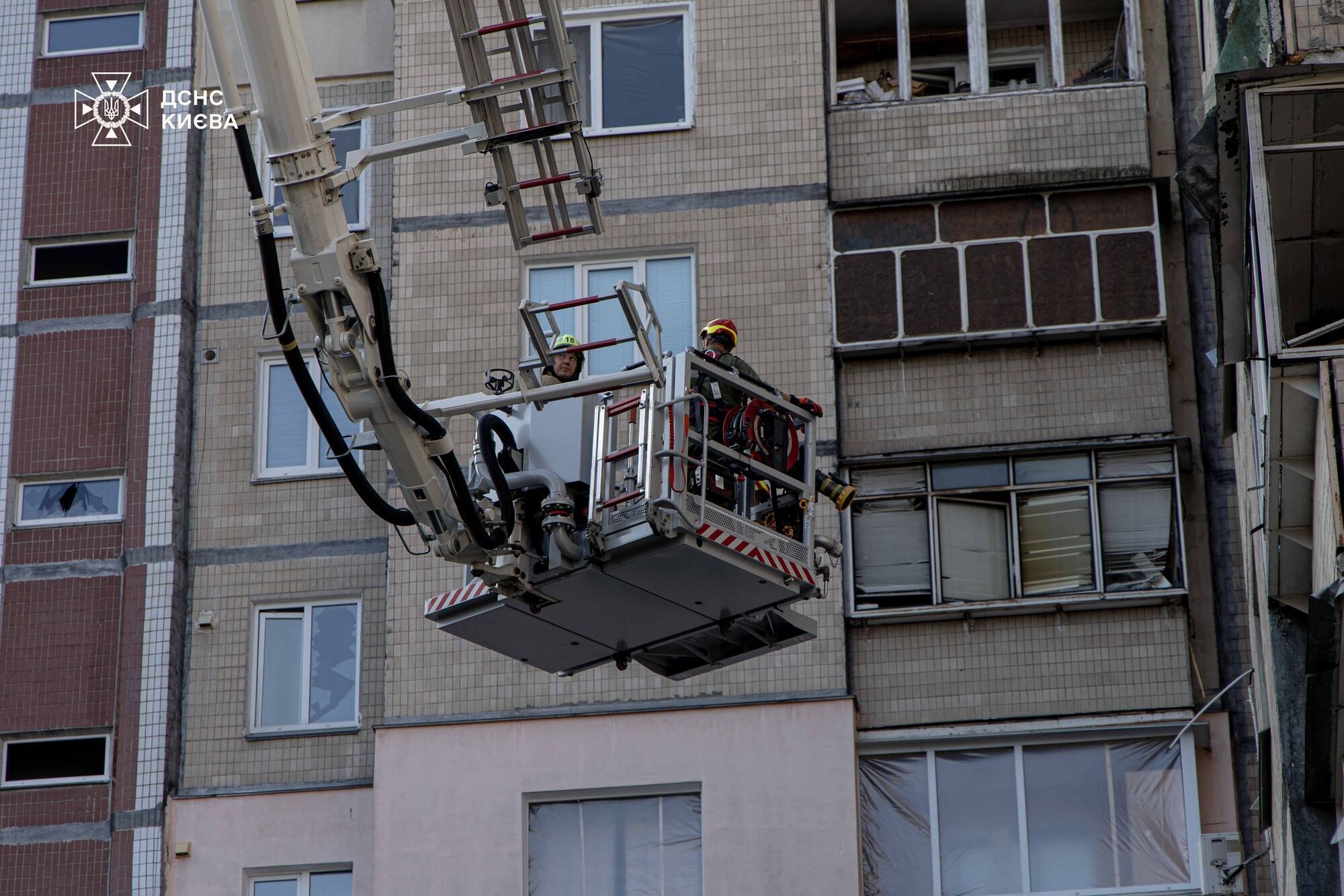 Російська атака забрала життя трьох людей: у Києві завершили аварійно-рятувальні роботи у будинку на Святошино. Фото