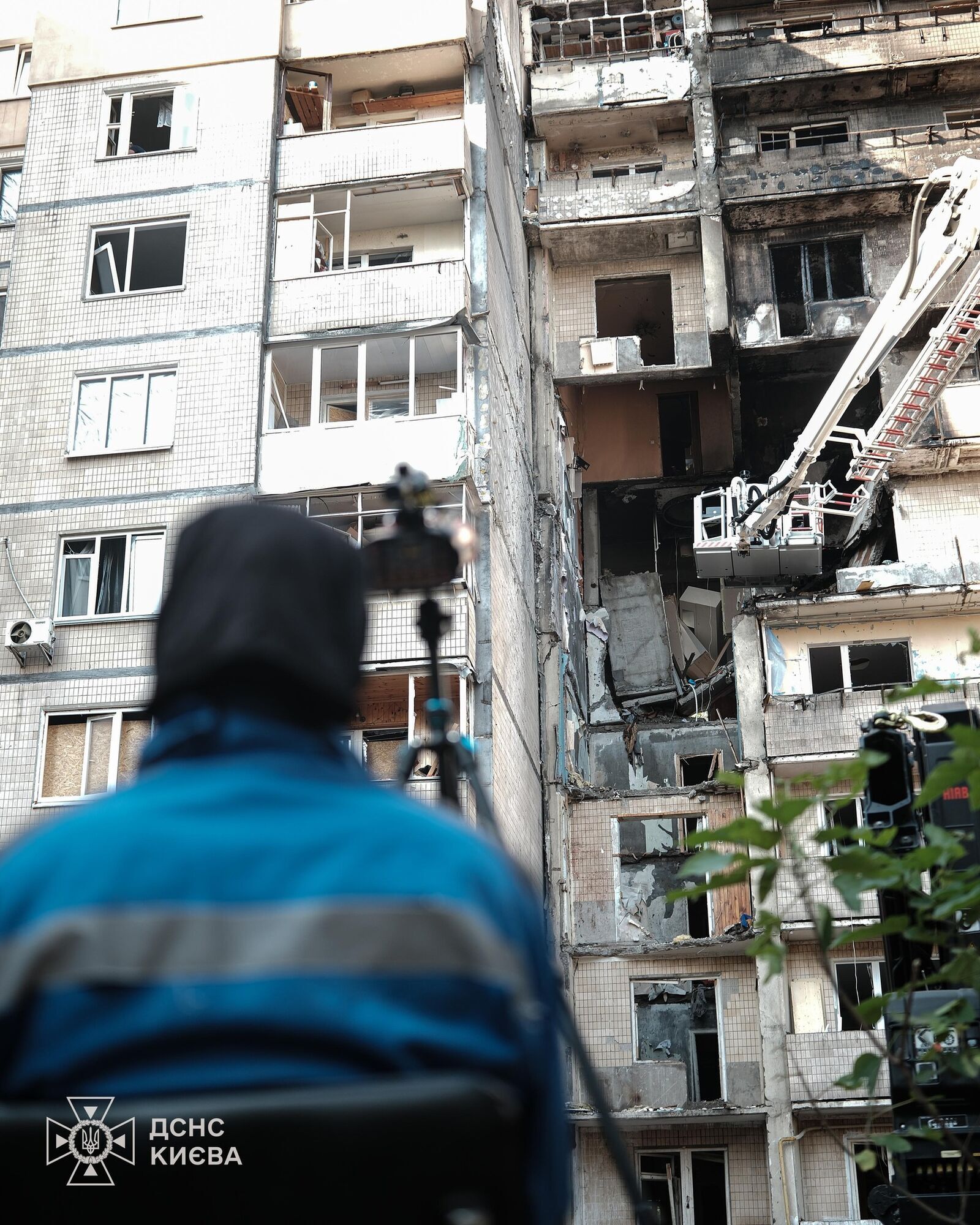 Російська атака забрала життя трьох людей: у Києві завершили аварійно-рятувальні роботи у будинку на Святошино. Фото