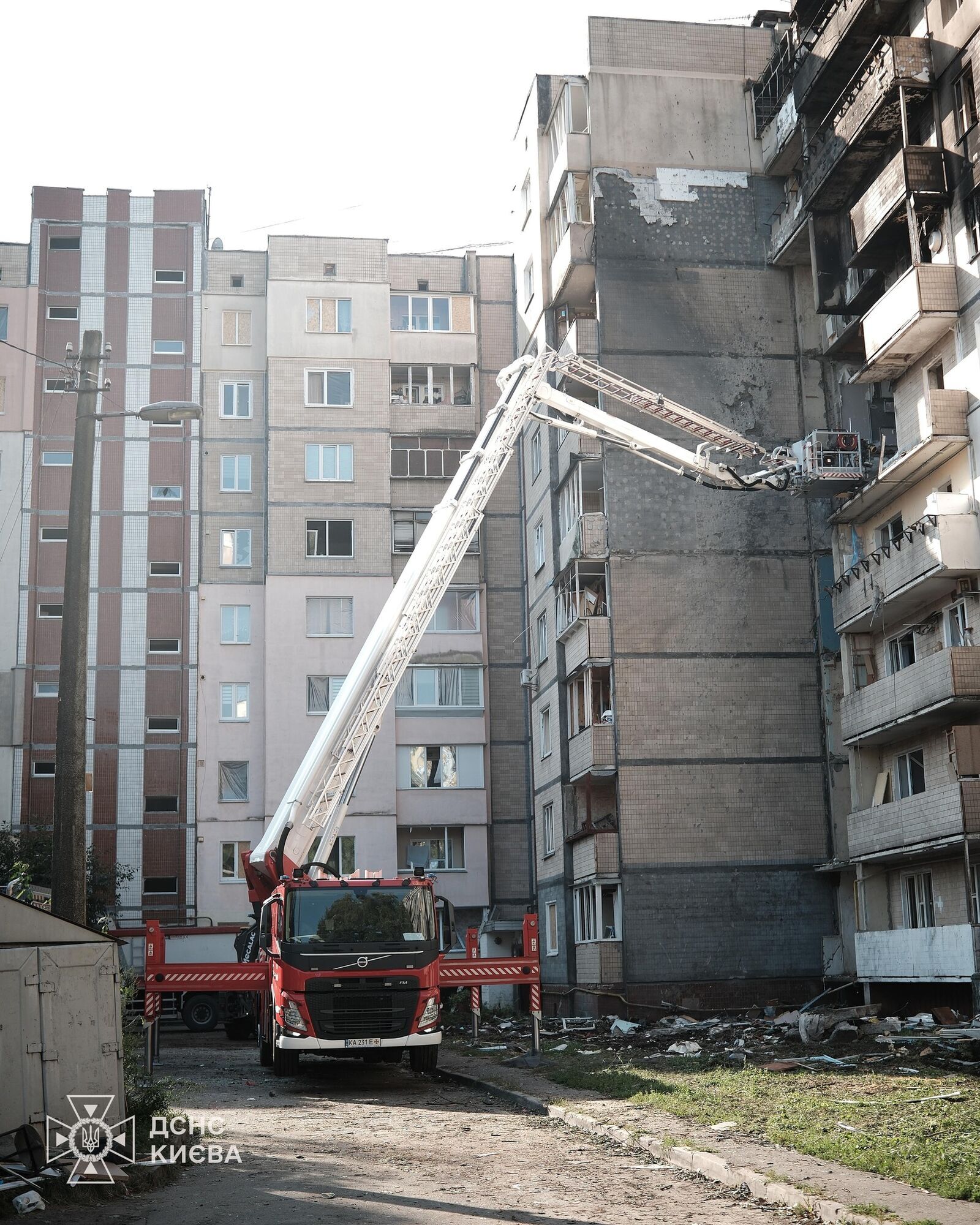 Російська атака забрала життя трьох людей: у Києві завершили аварійно-рятувальні роботи у будинку на Святошино. Фото